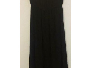 Robe longue noire avec collier de bijoux