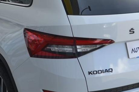 skoda-kodiaq-20-tdi-150-scr-dsg7-4x4-7pl-sportline-big-4