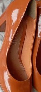 chaussures-femme-tenue-homme-et-bac-de-rangement-big-0